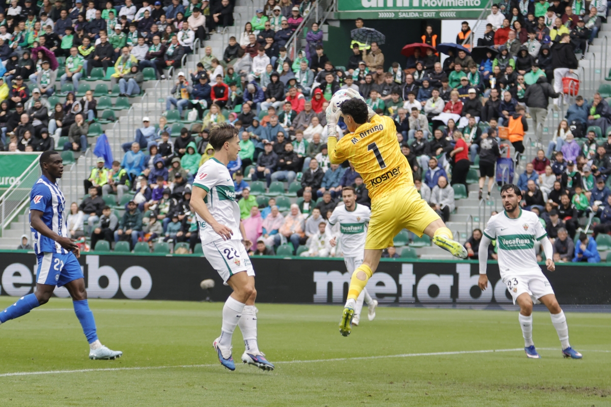 Matías Dituro se hace con un balón aéreo