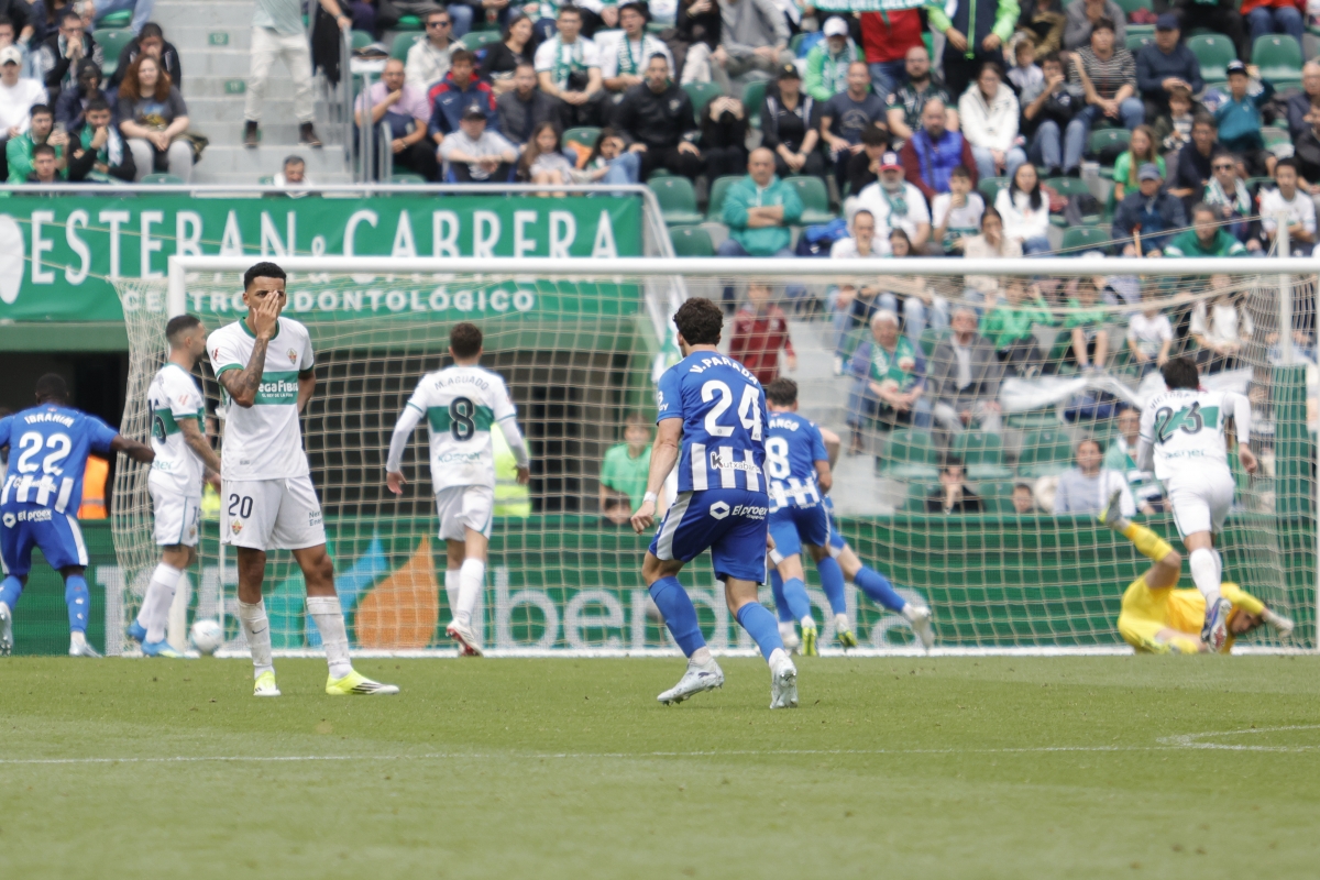 Toni Martínez adelanta al Deportivo Alavés de penalti
