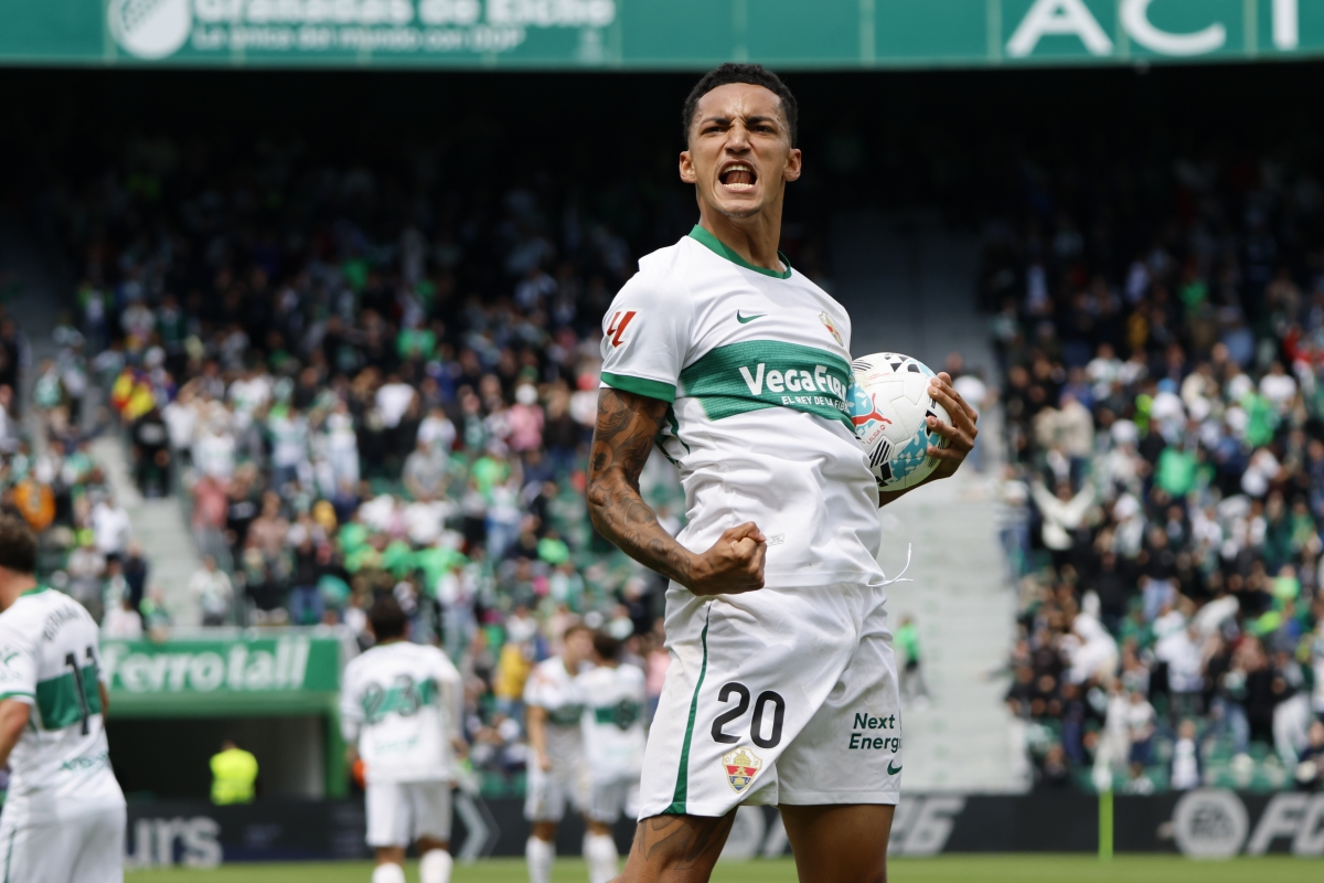 Álvaro Rodríguez celebra el gol del empate del Elche CF