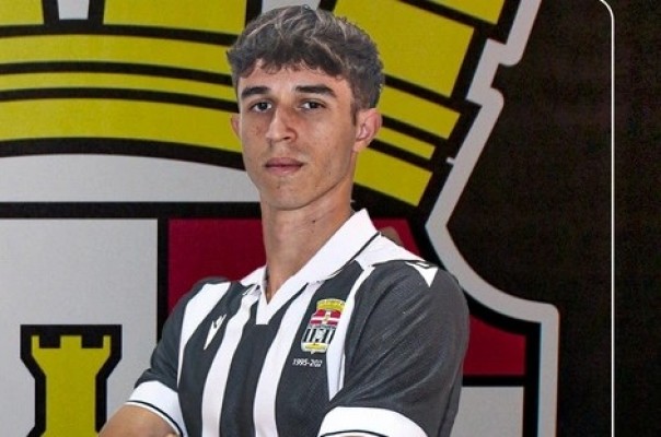 Iker Abellán firma su primer contrato profesional con el Efesé tras debutar ante el Alcorcón