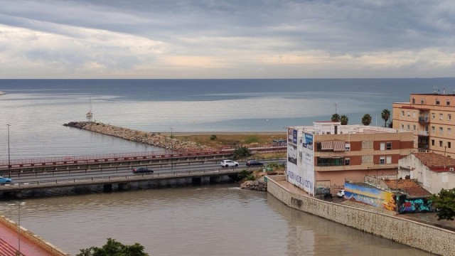 La plataforma Mar Viva denuncia una nueva ola de vertidos y aguas negras en la bahía de Alicante tras las lluvias