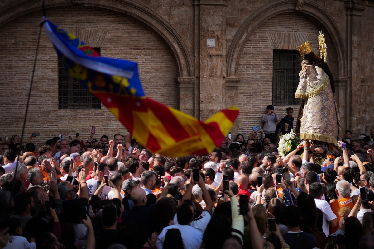 Miles de valencianos arropan a la Mare de Déu en un multitudinario Traslado algo más largo de lo habitual
