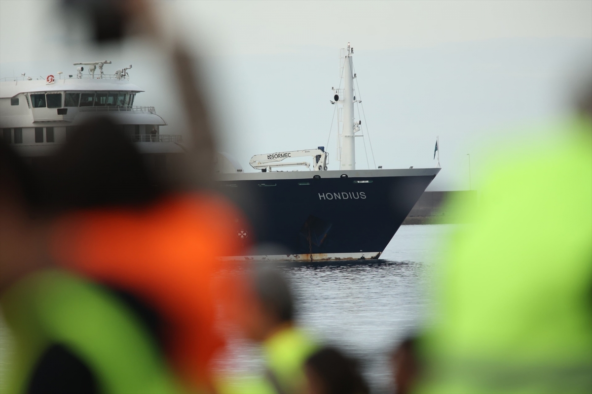 Comienza el desembarco de los pasajeros españoles del MV Hondius, que ya se dirigen al aeropuerto