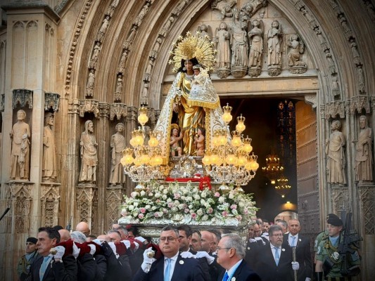 Una lluvia de pétalos en la procesión general pone el broche de oro al día grande de la patrona de la ciudad