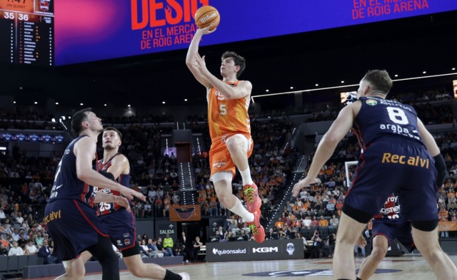Un Valencia Basket plagado de rotaciones cae con honor ante Baskonia