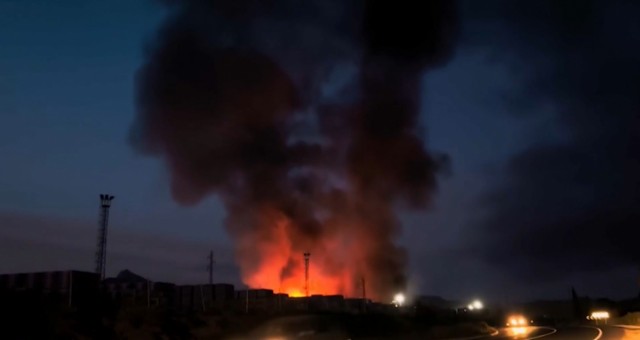 Extinguido el incendio en la fábrica de tejas La Escandella de Agost