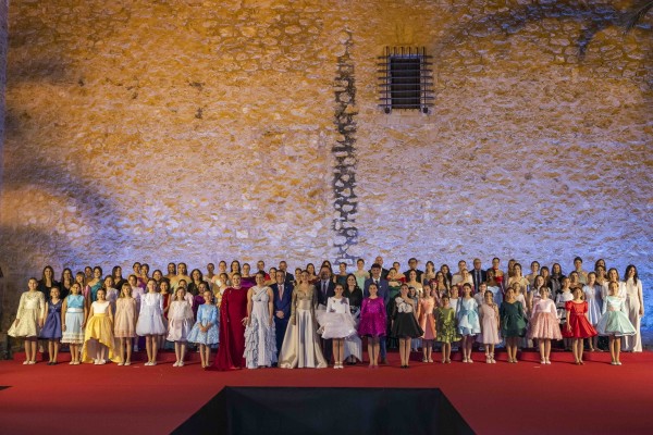 Un millar de personas acogen a las candidatas a reinas y damas de Elche junto al Palacio de Altamira