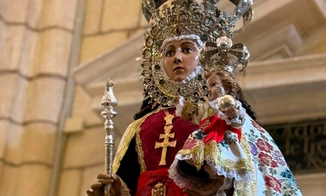 La Virgen de la Fuensanta interrumpe su peregrinación por las parroquias para despedir al alcalde Ballesta en la Catedral