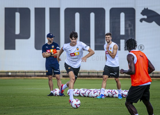 El Valencia retoma este lunes la pretemporada y espera a Mamardashvili
