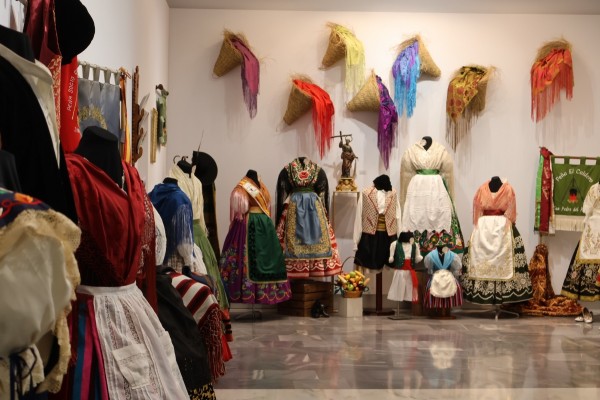 Refajos, mantones y encajes de bolillos llenan de tradición el Museo Barón de Benifayó de San Pedro del Pinatar