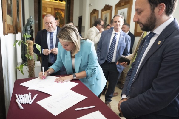La Diputación remite al Gobierno un manifiesto conjunto de 79 alcaldes para 