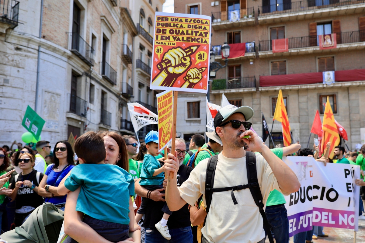 Más de 20.000 personas llenan València por la huelga educativa, que secundan la mitad de los profesores
