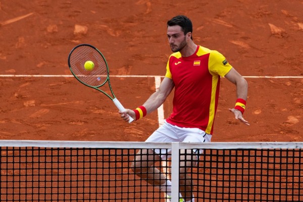Pedro Martínez amaga la remontada, pero cae ante el italiano Vavassori y se despide de París