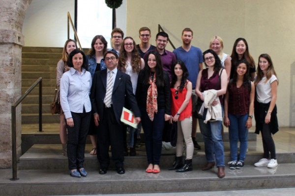 Alumnos de la Universitat de València se acercan a los mercados de la mano de la FEBF

