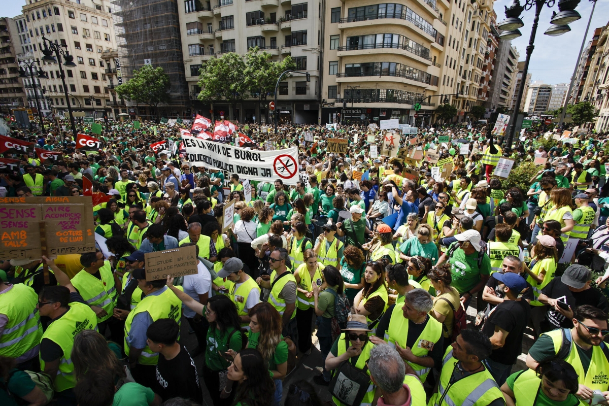 Más de 20.000 personas llenan València por la huelga educativa: 