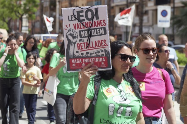 La educación pública de Castellón sale a la calle y deja a las aulas bajo mínimos por la huelga