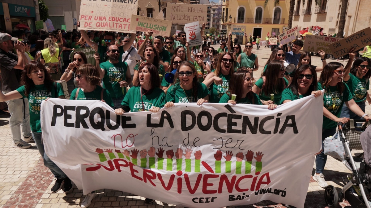 La manifestación llega a la Plaça de Baix -