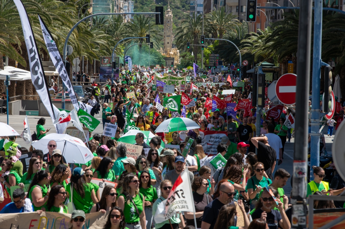 Más de 12.000 docentes toman las calles de Alicante para defender la educación pública 