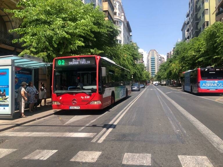 Dos vehículos del servicio de transporte público en autobús de Alicante.