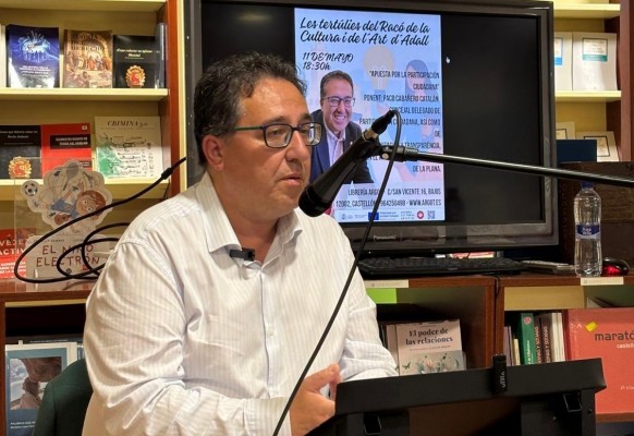 Castelló ensalza el trabajo de las asociaciones de los barrios y en una charla de participación ciudadana