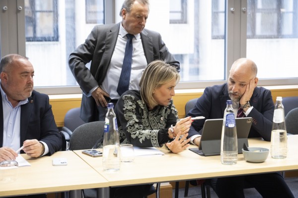 Barrachina exige a la Comisión Europea que rectifique para “salvaguardar el empleo de las 70.000 familias que viven de la cerámica