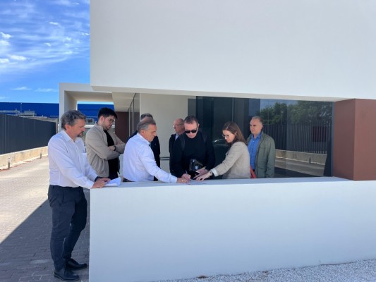Alfafar firma el fin de obra de la reconstrucción del tanatorio municipal tras la Dana