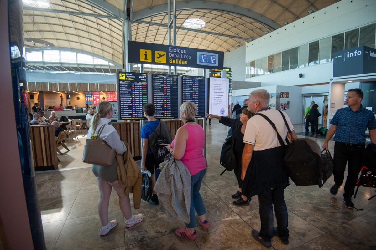 El aeropuerto Miguel Hernández supera los 1,9 millones de viajeros y crece un 8% hasta abril