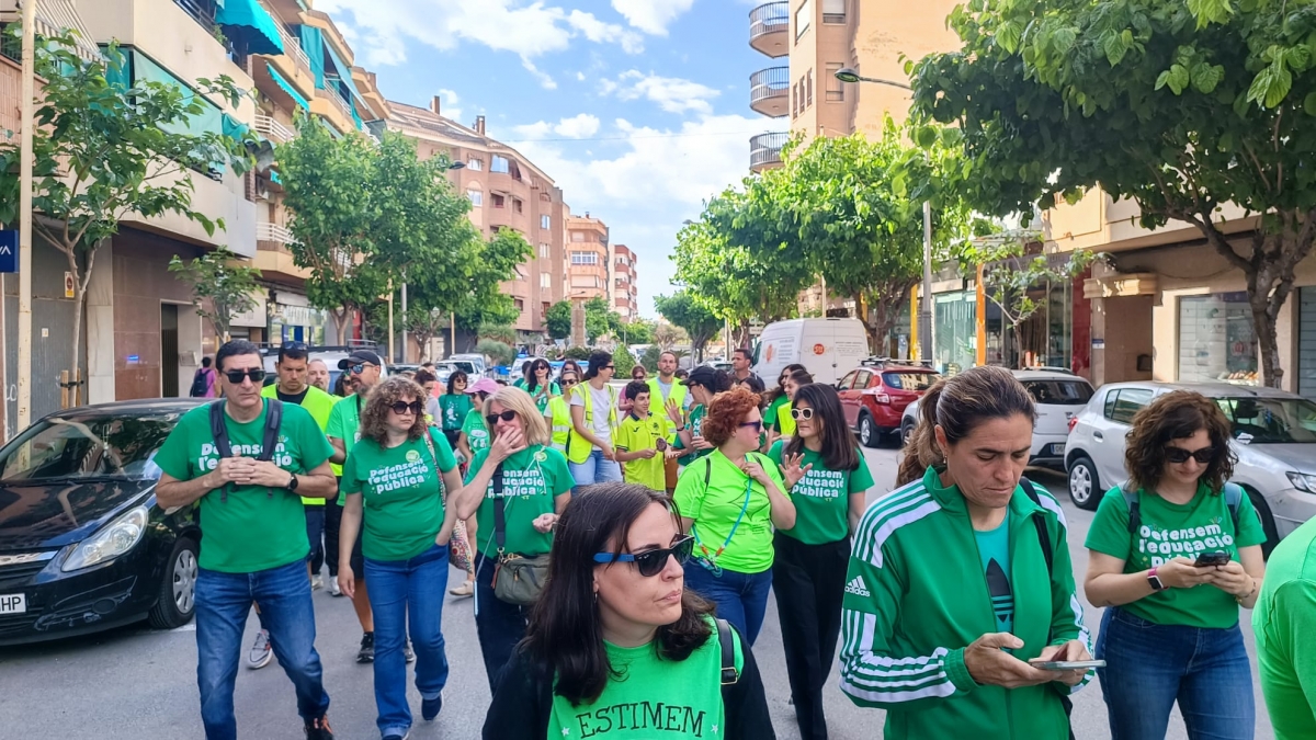Un millar de docentes llevan sus reivindicaciones a los municipios de L'Alacantí