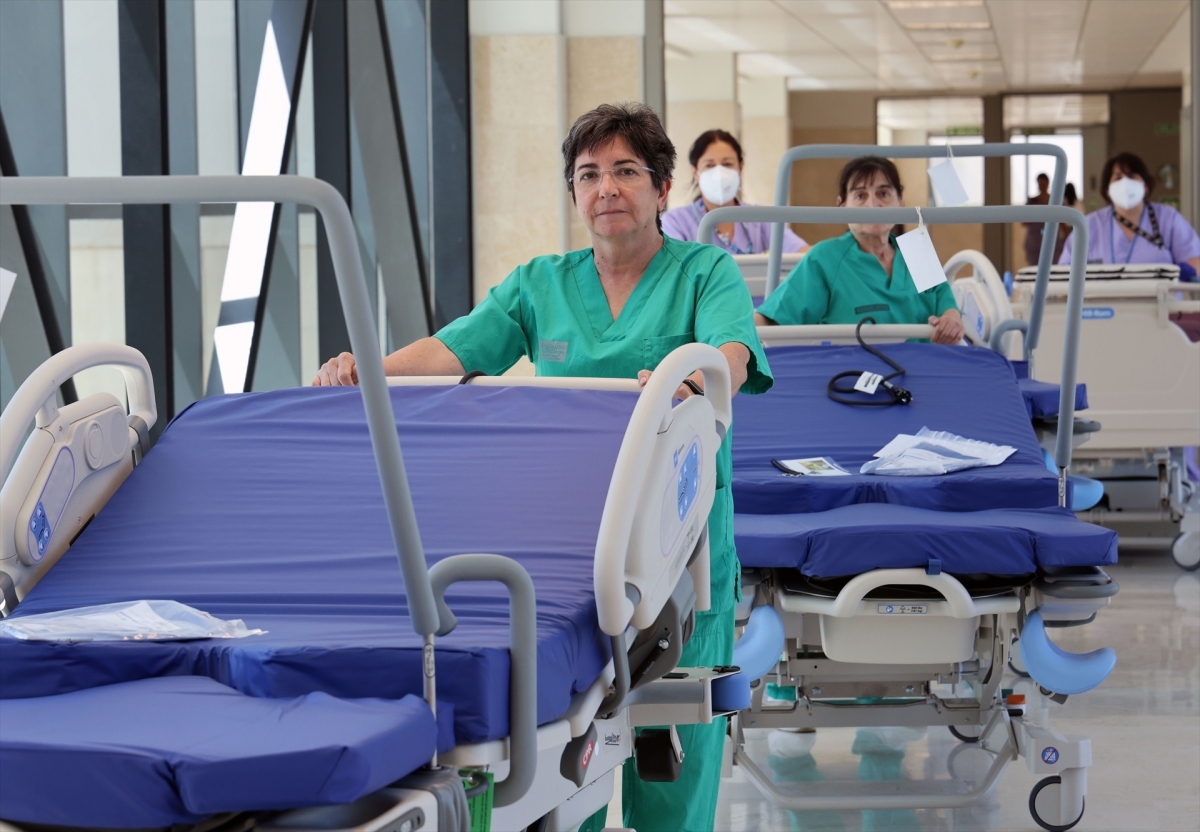 El Hospital La Fe renueva camas y grúas hospitalarias con una inversión de más de 4,6 millones de euros