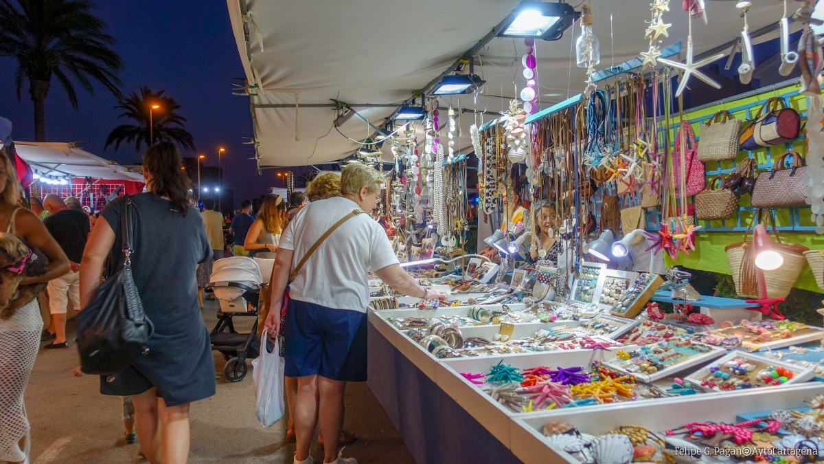 Así será el nuevo mercadillo en la Plaza Bohemia: más artesanía y una imagen completamente unificada