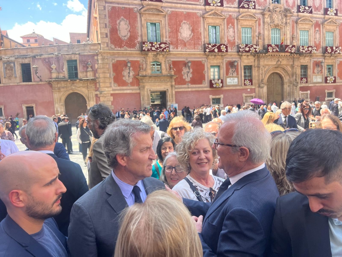 Feijóo levanta pasiones en Murcia: saludos con los murcianos, fotos y reencuentro con Valcárcel