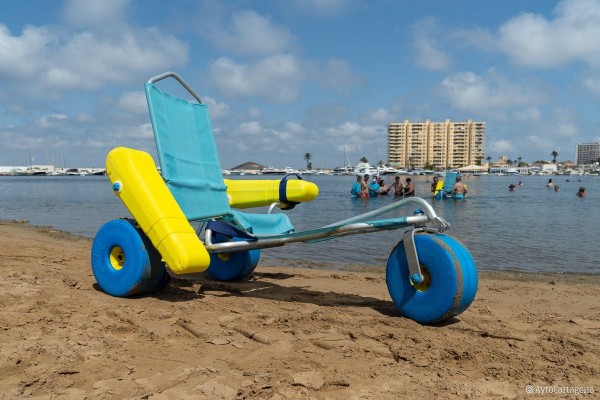 Cartagena amplía el baño asistido a la playa de Levante en Cabo de Palos y refuerza sus playas accesibles