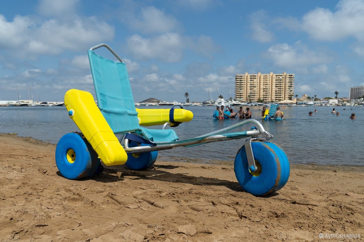 Cartagena amplía el baño asistido a la playa de Levante en Cabo de Palos y refuerza sus playas accesibles