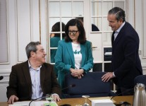 El PP traga con las exigencias de Vox: asume la prioridad nacional y fomentar el retorno de migrantes