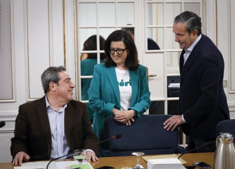 El PP traga con las exigencias de Vox: asume la prioridad nacional y fomentar el retorno de migrantes