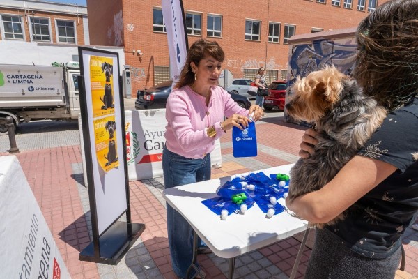Cartagena declara la guerra a los excrementos de los perros con multas de hasta 1.500 euros