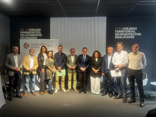 Alicante concierta con arquitectos y aparejadores su plan para agilizar licencias