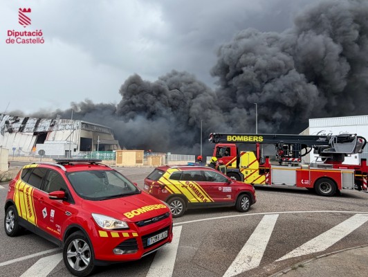 Un incendio calcina una empresa de almendras en Vall d'Alba y obliga a desalojar a firmas colindantes