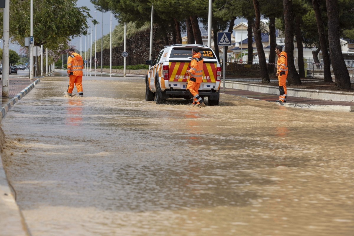 Los Alcázares sigue sufriendo las consecuencias de las lluvias: daños en el asfalto, el paseo marítimo y la Pescadería