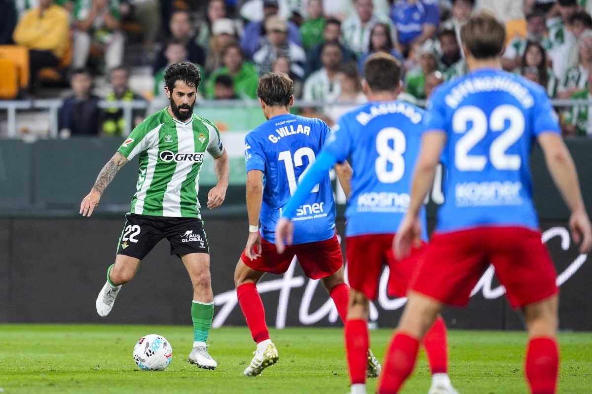 El empuje del Real Betis y una controvertida decisión arbitral castigan sobremanera al Elche CF en Sevilla