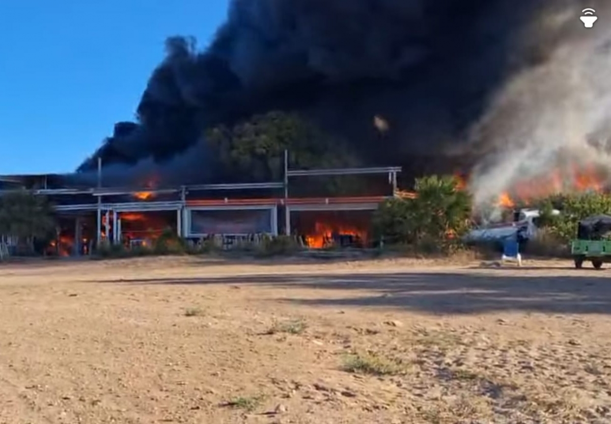 Un incendio arrasa el restaurante ZM Isla del Ciervo en La Manga