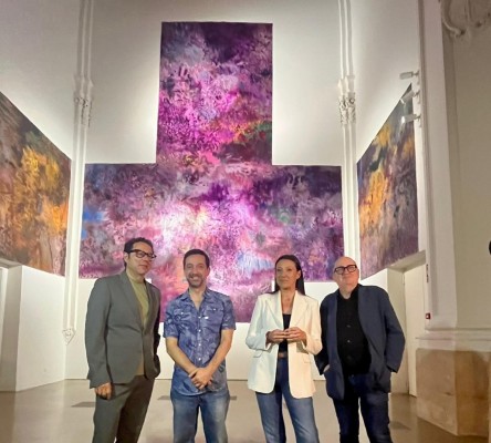 Gonzalo Sicre transforma la sala Verónicas de Murcia en un manuscrito de color con lenguaje propio y abstracto