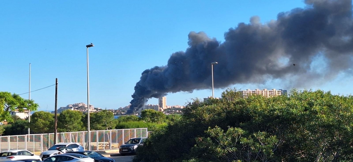 Un incendio arrasa el restaurante ZM Isla del Ciervo en La Manga