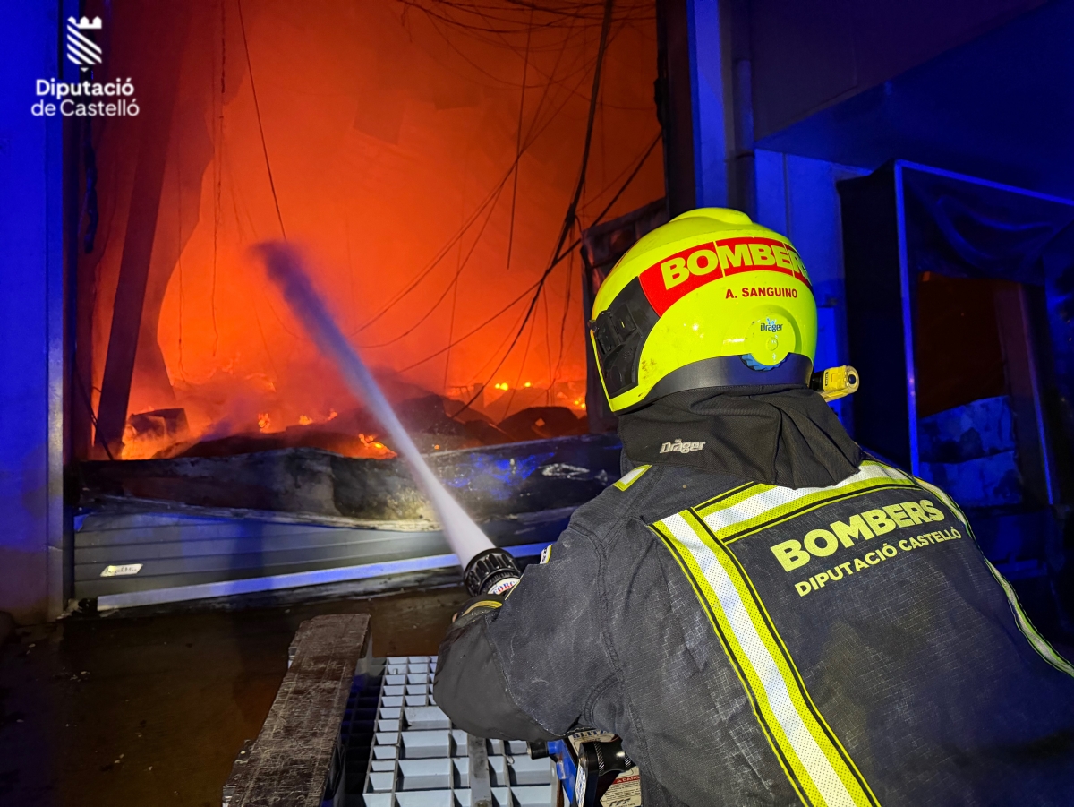 Los bomberos perimetran el incendio aún activo en la empresa de procesado de almendra en Vall d'Alba