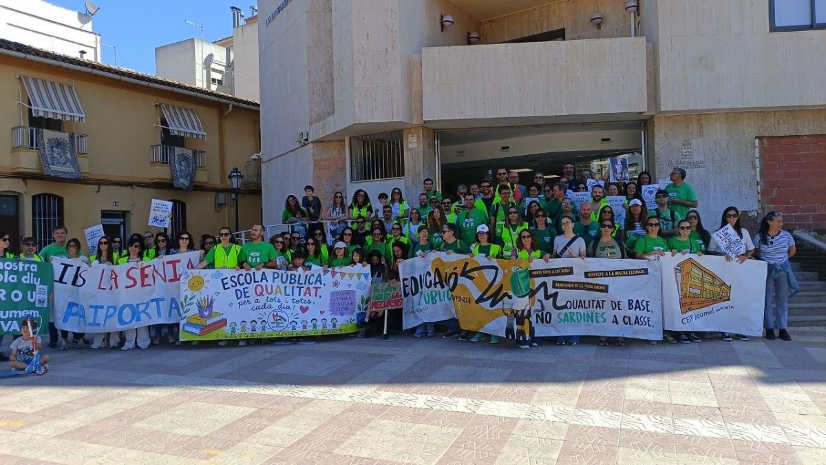 La huelga indefinida de los docentes se afianza en los municipios entre marchas, carteles y encierros