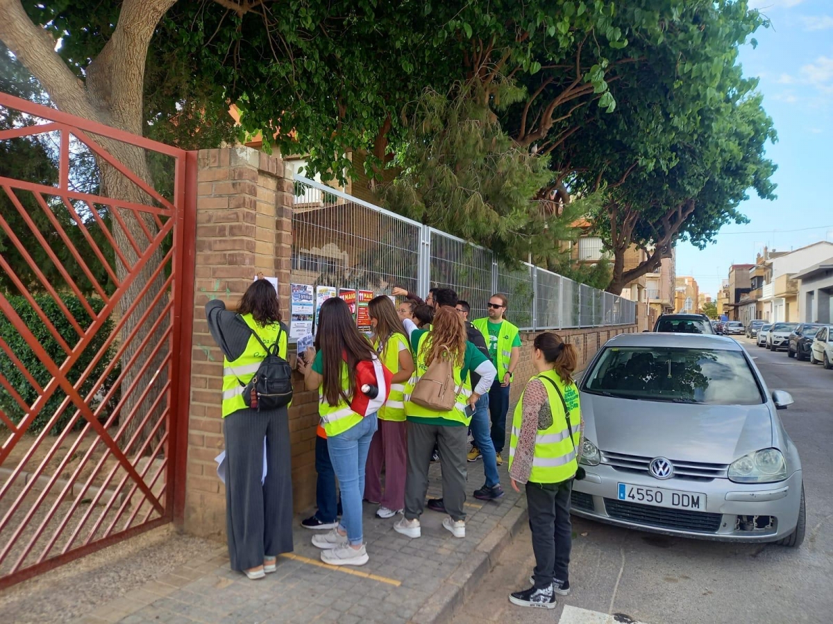 Docentes pegan carteles por la huelga indefinida en Catarroja.