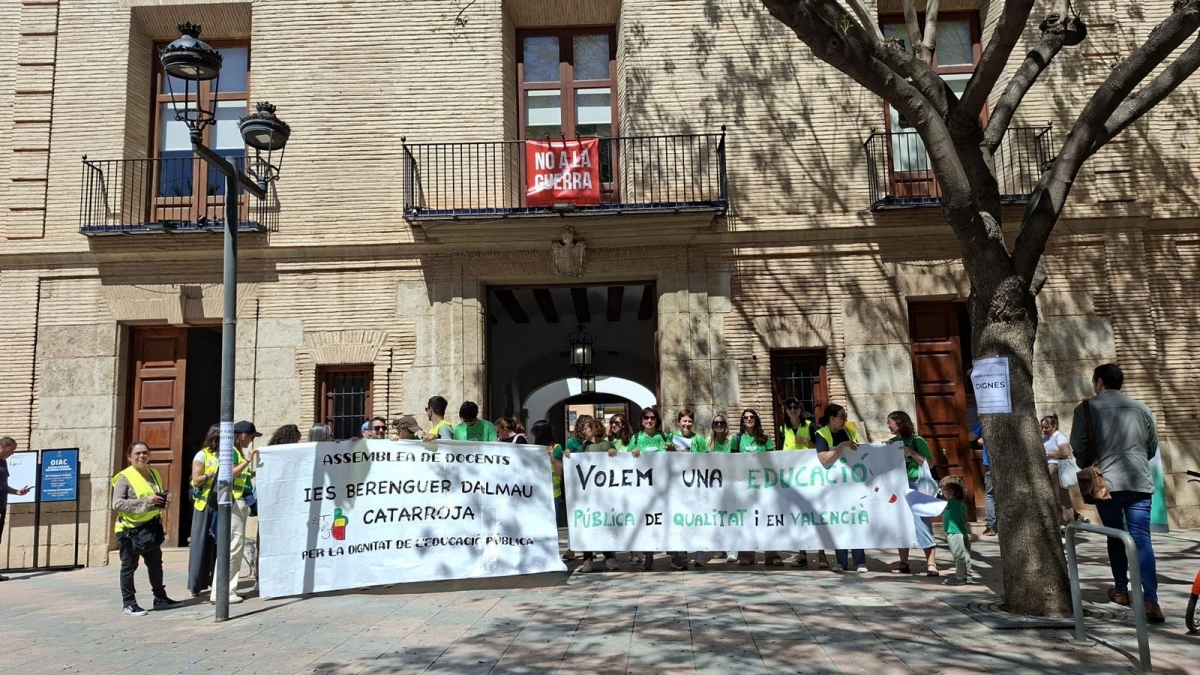 Docentes de Catarroja se movilizan frente al ayuntamiento.