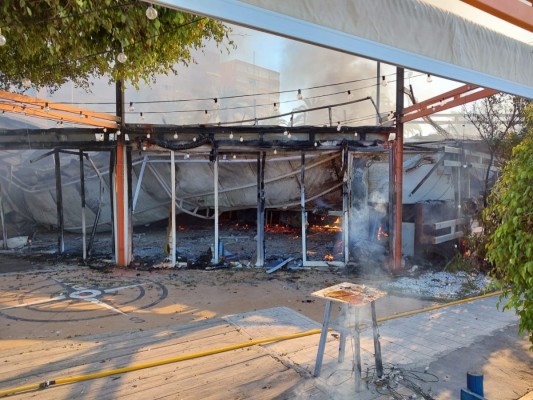 Un incendio arrasa el restaurante ZM Isla del Ciervo en La Manga