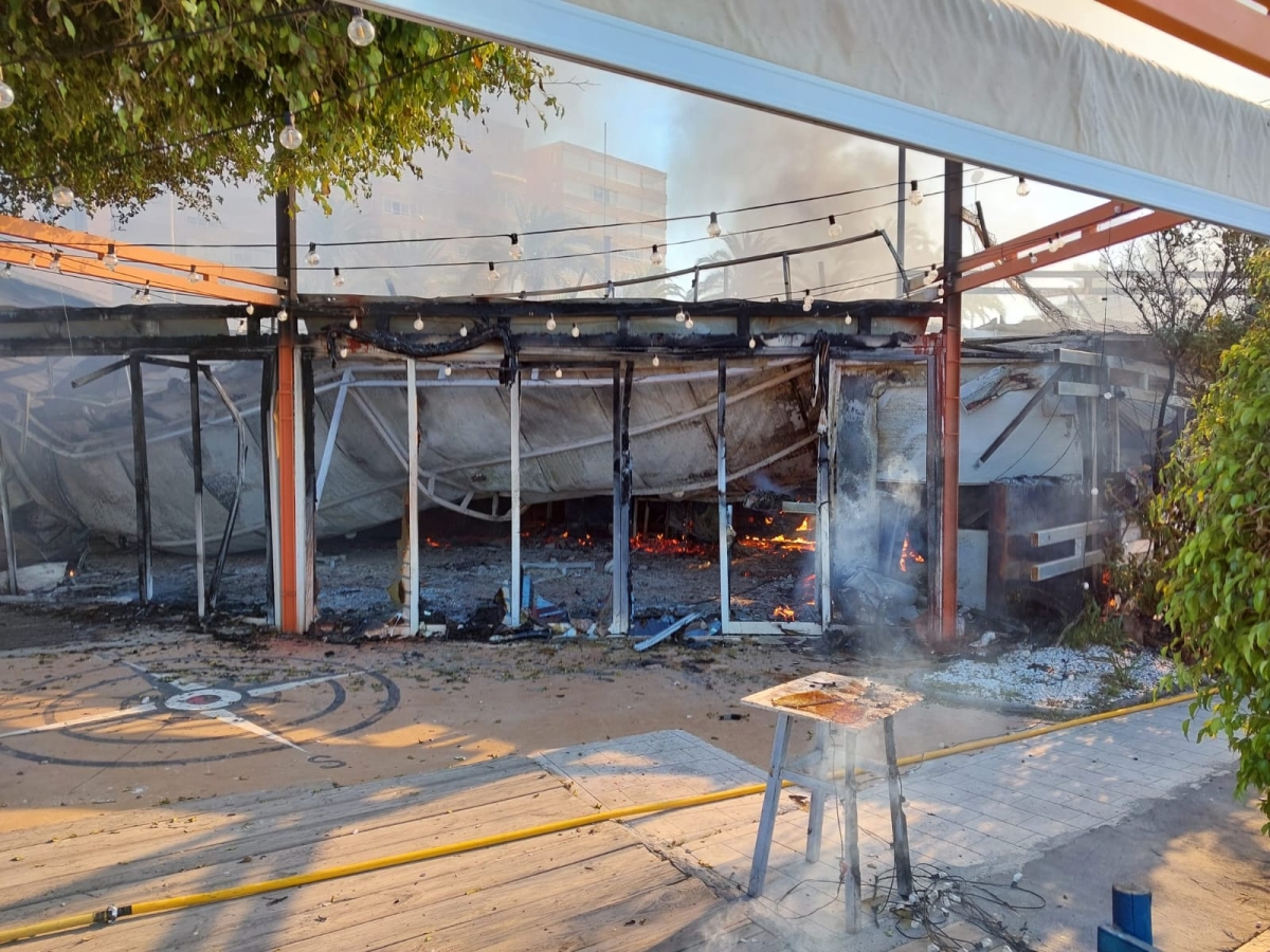 Un incendio arrasa el restaurante ZM Isla del Ciervo en La Manga