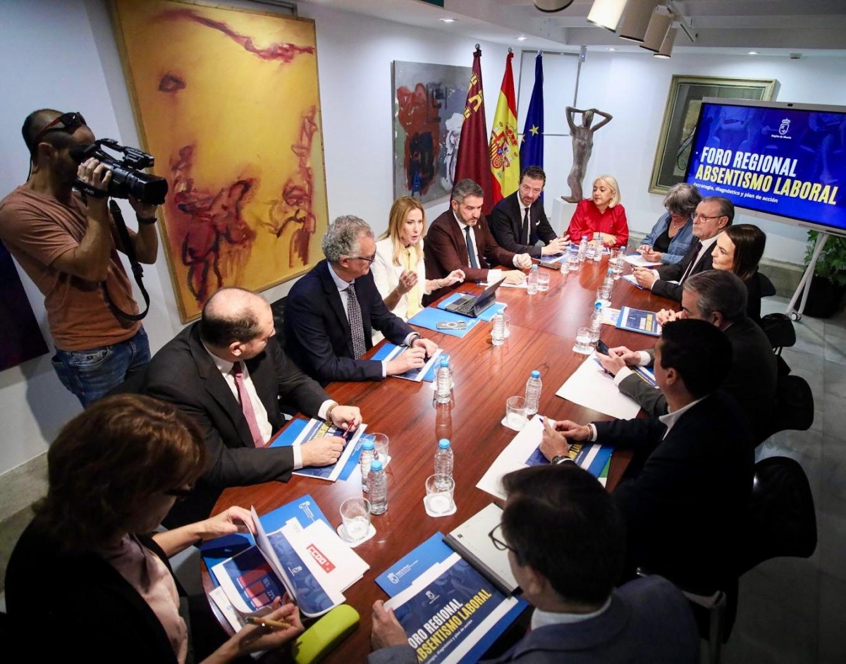 La Región tendrá un grupo de seguimiento del absentismo con empresas, sindicatos y mutuas tras la subida de la incapacidad temporal